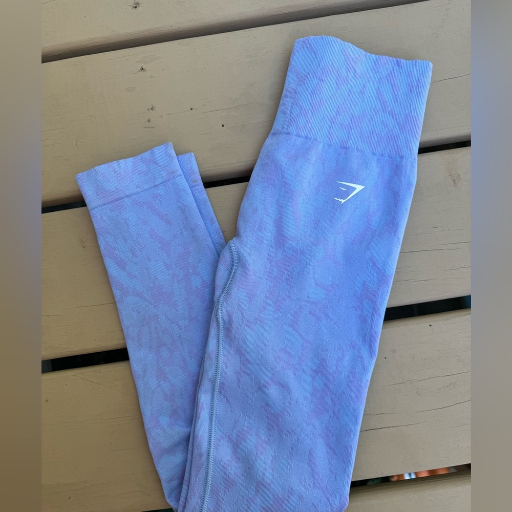 gymshark leggings they don’t have a size but fit like a xs/small! great conditio